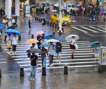 雨一直下好鬱悶！專家認證「吃4類食物」讓心情變快樂 還能改善便秘問題