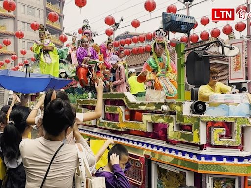 北港真人藝閣遊行53座歷年最多 灑平安糖、好神拖信眾瘋搶 - 自由電子報影音頻道