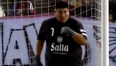 Atajó un penal y anotó el gol que le dio el título a su equipo: la actuación del arquero “Bombucha” Salto que causó furor