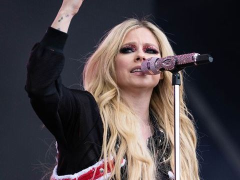 Avril Lavigne Electrifies at Glastonbury Festival, Plus Shania Twain, Luke Combs and More