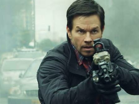 Das ist der neue Thriller von Mel Gibson als Regisseur: Mark Wahlberg spielt psychopathischen Auftragskiller in abgefahrener Mission