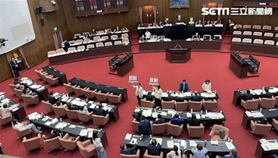 韓國瑜要求維持議事秩序無用！沈伯洋遭退案「力戰5白委」：為什麼要擋