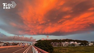 台東驚見大片火燒雲！奇幻紅光籠罩市區 專家這樣說│TVBS新聞網