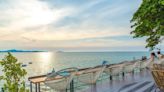 芭達雅三大海景餐廳之一，建於山崖邊遠望大海，從餐廳走樓梯還可通往海灘，泰式料理也美味！