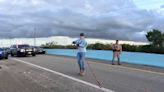 Cazador que capturó a un cocodrilo en una carretera de la Florida, repite su hazaña en una piscina