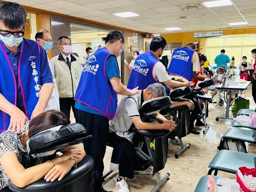 台南勞工局攜手視障按摩師 服務市醫感恩醫護人員辛勞