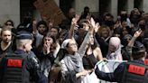 La policía interviene en la Sorbona de París para evacuar a estudiantes activistas propalestinos