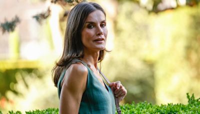 ¿No sabes con qué ponerte las alpargatas? Copia los looks de la reina Letizia