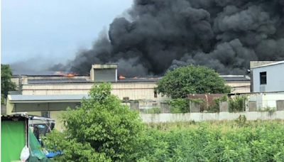 台南永康工廠大火濃煙遮天！警消緊急動員空拍機與機器人滅火