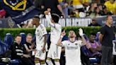 LA Galaxy derrota al LAFC ante récord histórico de asistencia y juegos pirotécnicos