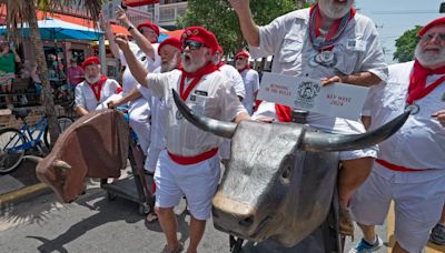 Los 'dobles' de Hemingway celebran su San Fermín en los Cayos de Florida