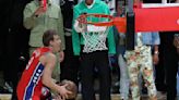 Con una votación casi perfecta, un desconocido McClung brilla en el 'Slam Dunk' con volcadas espectaculares