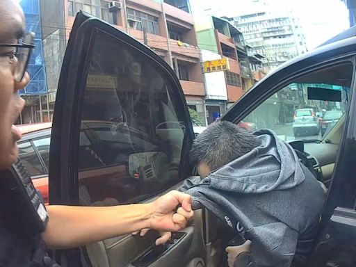 懸掛偷來車牌上路！遇警攔檢高速竄逃 失控撞民車竊賊束手就擒｜壹蘋新聞網