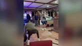 Vídeo | Brutal pelea en un pub inglés de Girona: sillas por los aires y golpes con bates