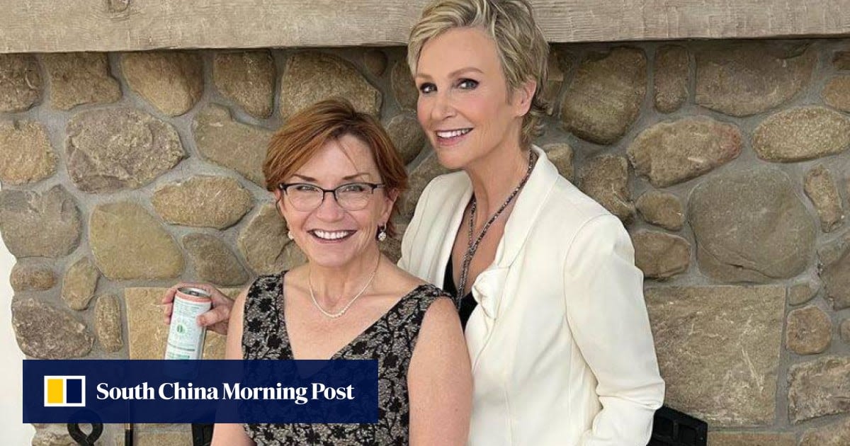 Who is Jane Lynch’s low-key screenwriter wife Jennifer Cheyne?