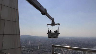 首爾知名地標樂天世界塔125層樓 團隊花近半年完成外牆清潔