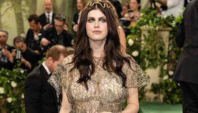 Alexandra Daddario pregnant with first child