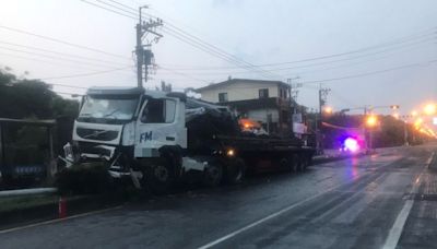 拖板車駕駛精神不濟！沒剎車騎上分隔島 2電桿「雙殺」倒地