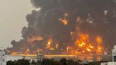 El puerto yemení de Al Hodeida sigue en llamas tras los bombardeos de Israel