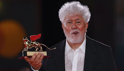 Almodóvar se lleva el León de Oro en Venecia con su película en inglés