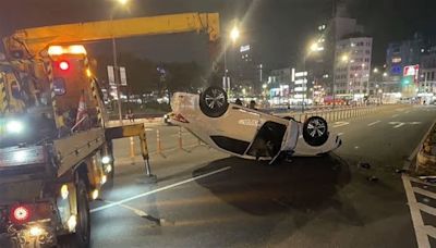 烏龜翻！基隆小客車「國光客運站前」衝撞分隔島 等車民眾嚇壞驚逃