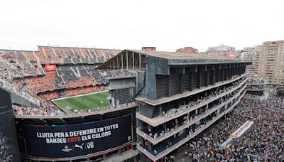 Miles de aficionados del Valencia se manifiestan fuera de Mestalla para rechazar la gestión de Peter Lim