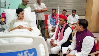 Akhilesh meets Atishi at hospital, blames Centre for water crisis