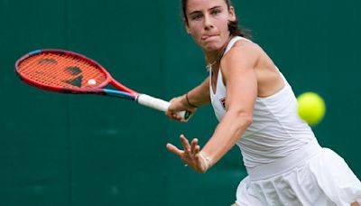 Charleston's Emma Navarro rallies to reach fourth round at Wimbledon