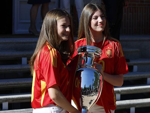 L'équipe de foot espagnole reçue au Palais, Leonor et Sofia supportrices enthousiastes