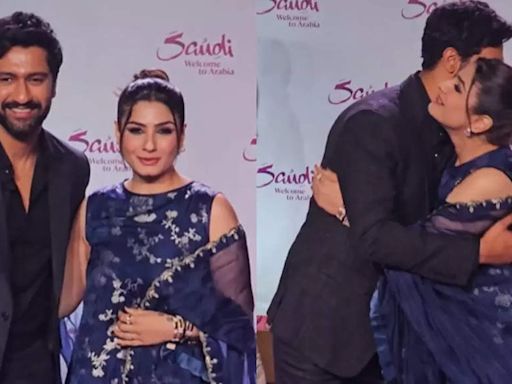 Vicky Kaushal asks Raveena Tandon to join him for a picture, shares a warm hug at Mumbai event - WATCH | Hindi Movie News - Times of India