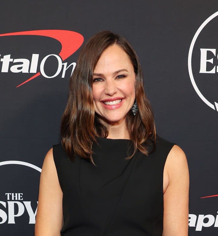 Jennifer Garner Wore These Editor-Loved Sneakers While Training to Get Superhero Ready