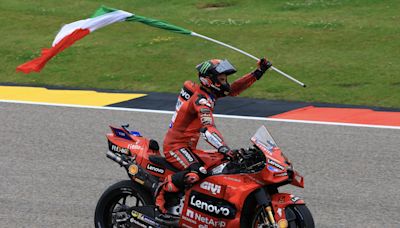 Bagnaia suma la cuarta victoria consecutiva, Márquez remonta y vencen Aldeguer y Alonso