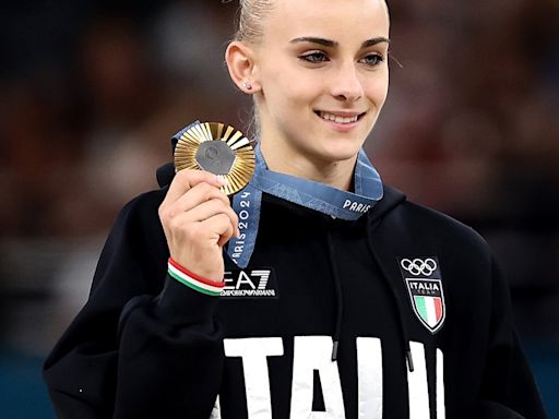 2024 Olympics: Italy's Alice D’Amato Wins Gold After Simone Biles, Suni Lee Stumble in Balance Beam Final - E! Online