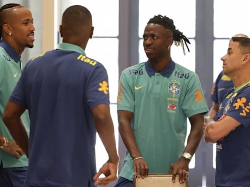 Vinicius ya está con Brasil y sorprende con su nueva imagen