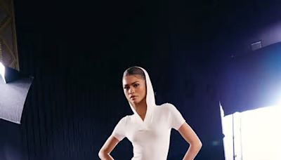 Zendaya es la más elegante de Nueva York con un vestido minimalista y zapatos pumps blancos