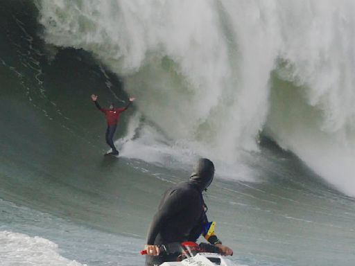 Peter Mel Bags Another “Black Diamond” At Pumping Mavericks