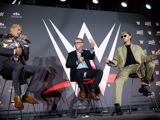 Cody Rhodes expone el cinturón de la WWE ante el influencer Logan Paul