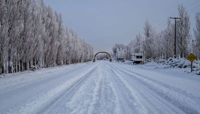 Lago Posadas: el pueblo santacruceño de 500 habitantes que quedó aislado por un temporal de nieve y una ruta sin terminar