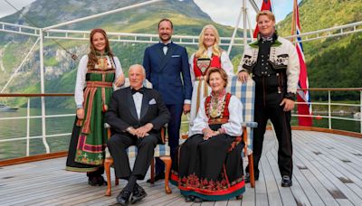 La Familia Real de Noruega acude a la boda de Marta Luisa con sus trajes regionales de gala