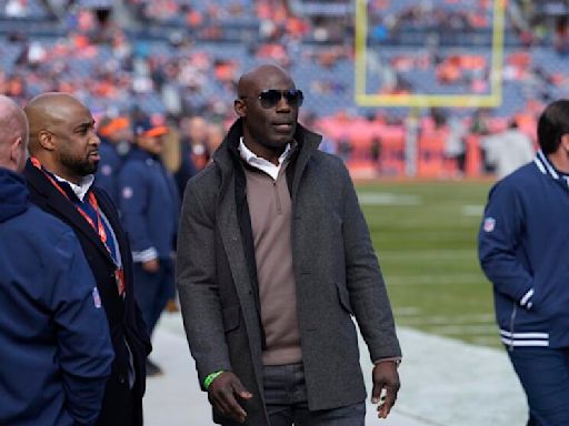 Terrell Davis says he 'tapped' flight attendant for ice. He ended up handcuffed at John Wayne Airport