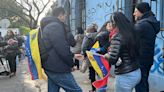 Cómo fue la vigilia de decenas de venezolanos en la embajada en Buenos Aires antes del inicio de la votación