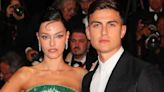 Oriana Sabatini asistió con Paulo Dybala a Cannes y deslumbró con su espectacular look estilo sirena