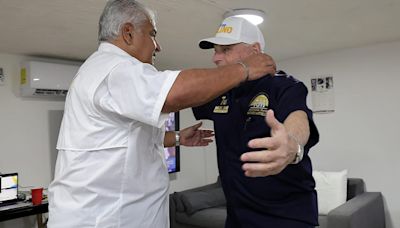 Tras votar, candidato Mulino abraza a Martinelli en la embajada de Nicaragua en Panamá