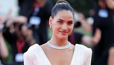 Adria Arjona lleva en Venecia el mismo vestido que Eugenia Silva en Cannes hace 14 años