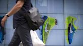 Nike lanzará una línea de zapatillas económicas en medio de una caída histórica de las acciones Por Investing.com