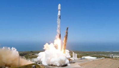 SpaceX Falcon 9 rocket launches 2 satellites on record-tying 20th flight (video)