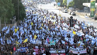 Thousands march to Jerusalem demanding hostage deal