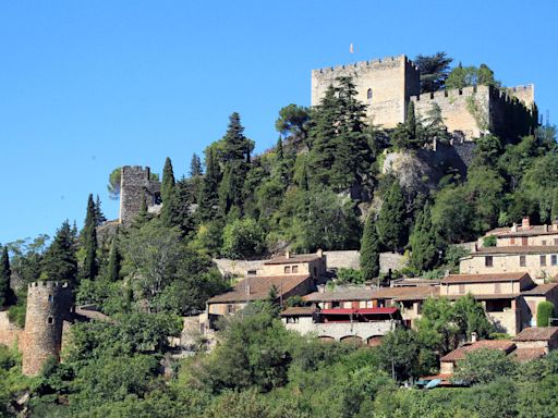 Incendie à Castelnou : menacé par les flammes, l’un des plus beaux villages de France évacué