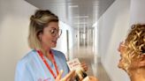 Los hospitales General de Elche y Vinalopó conciencian sobre el uso de pirotecnia en un tríptico informativo