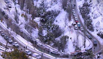 Mujer fallece tras desbarrancamiento de auto por casi 70 metros en Camino a Farellones: hay otros tres heridos - La Tercera